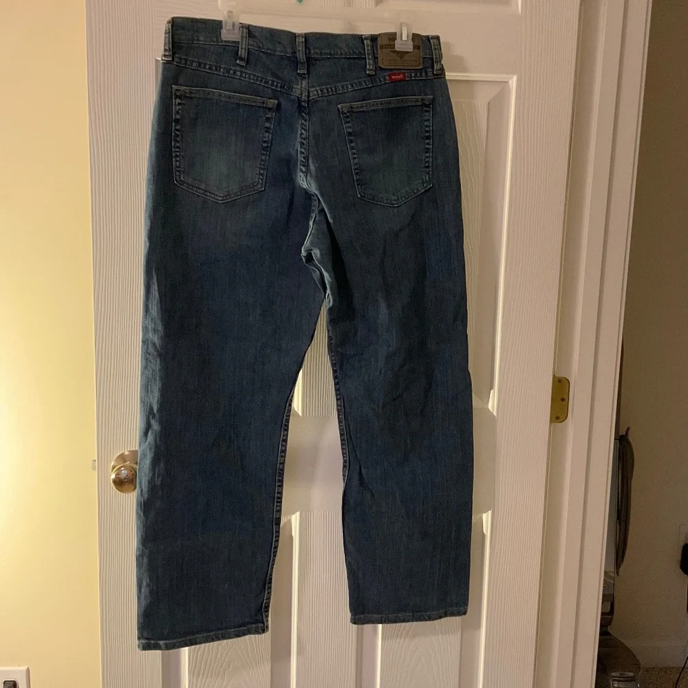 Wrangler men’s jeans 34 x 30 medium wash relaxed straight classic denim